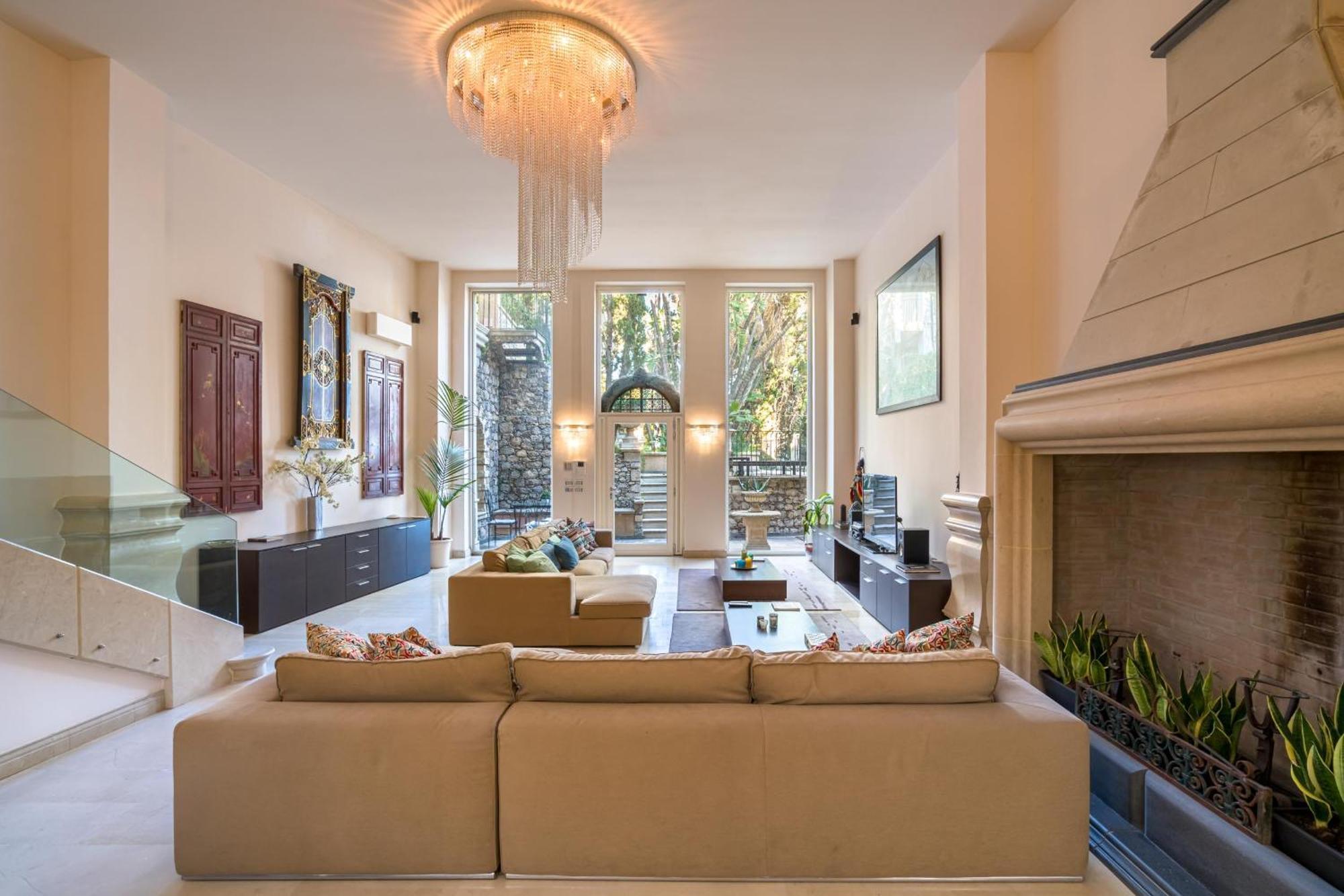 Atelier Spacious With Pool Taormina